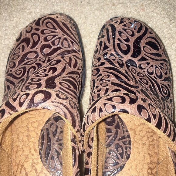 BOC Brown Clogs - Picture 6 of 9
